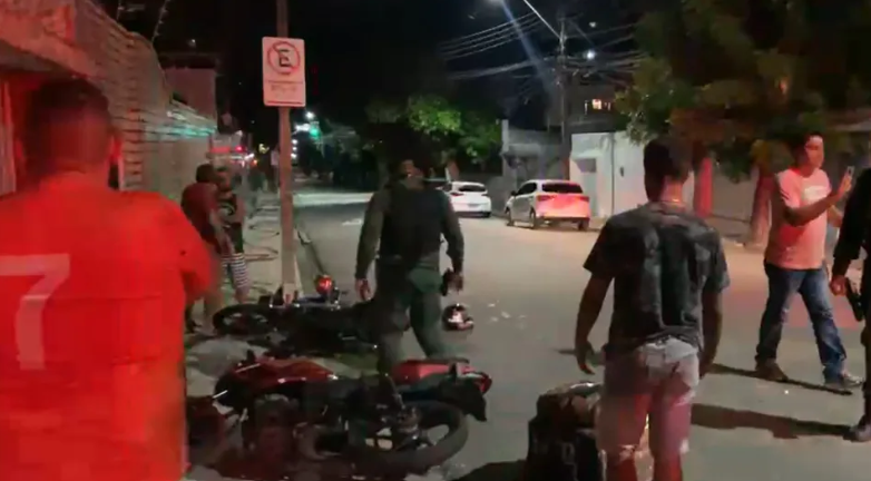 Motoqueiro reage a assalto, toma arma e atira contra suspeito