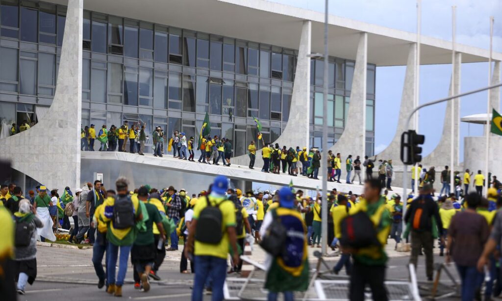Manifestantes invadem Congresso, STF e Palácio do Planalto. (Foto: Marcelo Camargo/Agência Brasil)