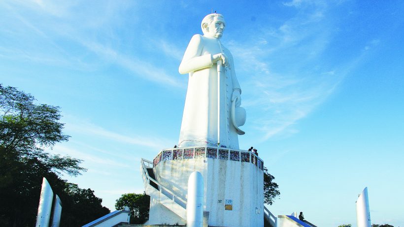 Foto: Estátua de Padre Cícero, localizada em Juazeiro do Norte. Foto: Arquivo / Jornal do Cariri