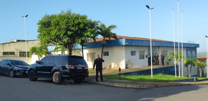 Prefeitura de Morrinhos é alvo do MPCE por suspeita de corrupção na contratação de veículos