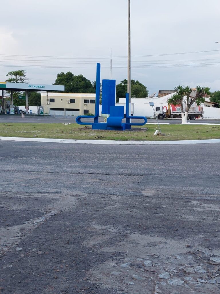 Prefeito de Santa Quitéria manda pintar monumento do Estado com cores da Prefeitura