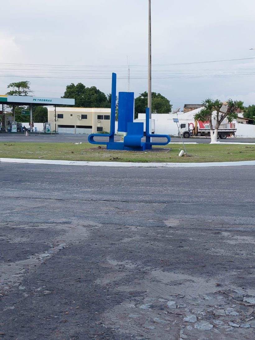 Prefeito de Santa Quitéria manda pintar monumento do Estado com cores da Prefeitura