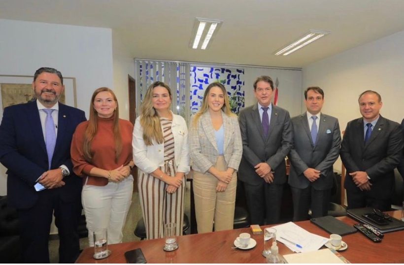 Gabinete de Cid Gomes recebe romaria de políticos cearenses e sala lota