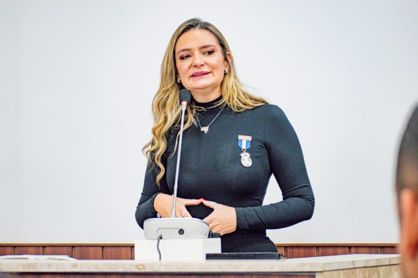 Senadora Augusta Brito recebe Medalha Boticário Ferreira da CMFor