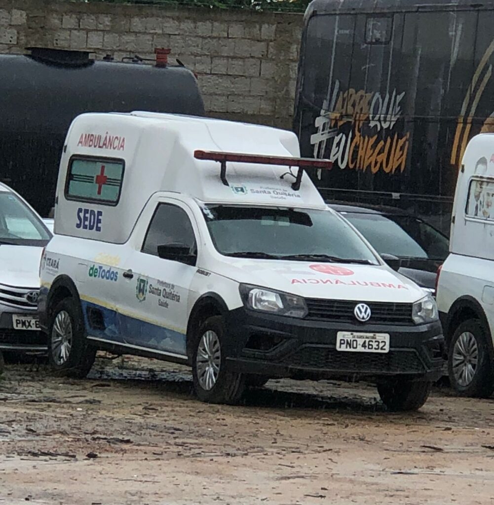 Ambulância da Prefeitura de Santa Quitéria apreendida pela PRF, em Sobral. (Foto: reprodução)
