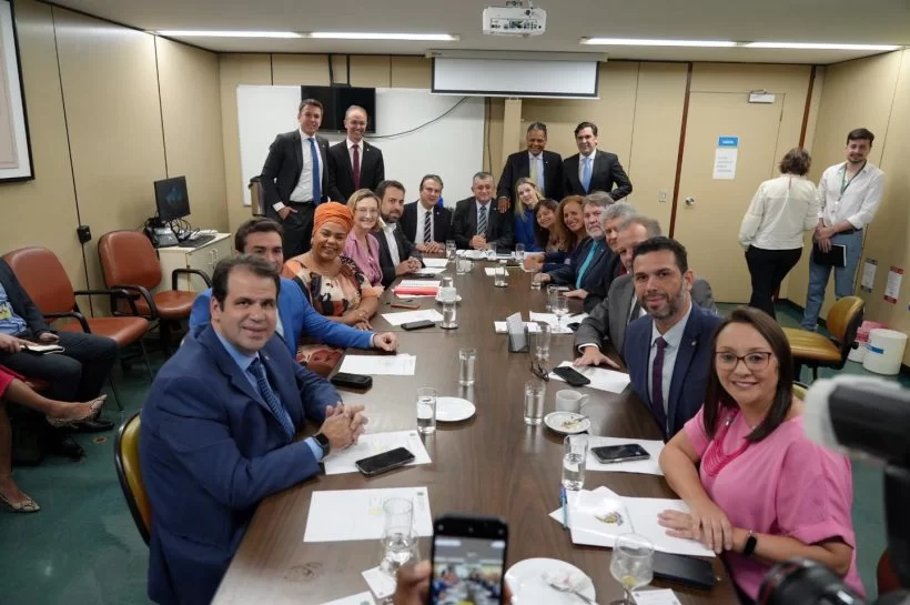 Camilo debate sobre prioridades para a Educação em reunião com líderes partidários da Câmara