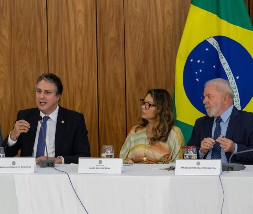 Camilo anuncia repasse de mais R$ 350 mi para retomada de obras escolares