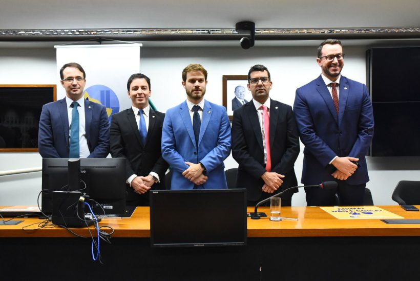 Célio Studart toma posse como presidente da Frente Parlamentar em Defesa dos Animais