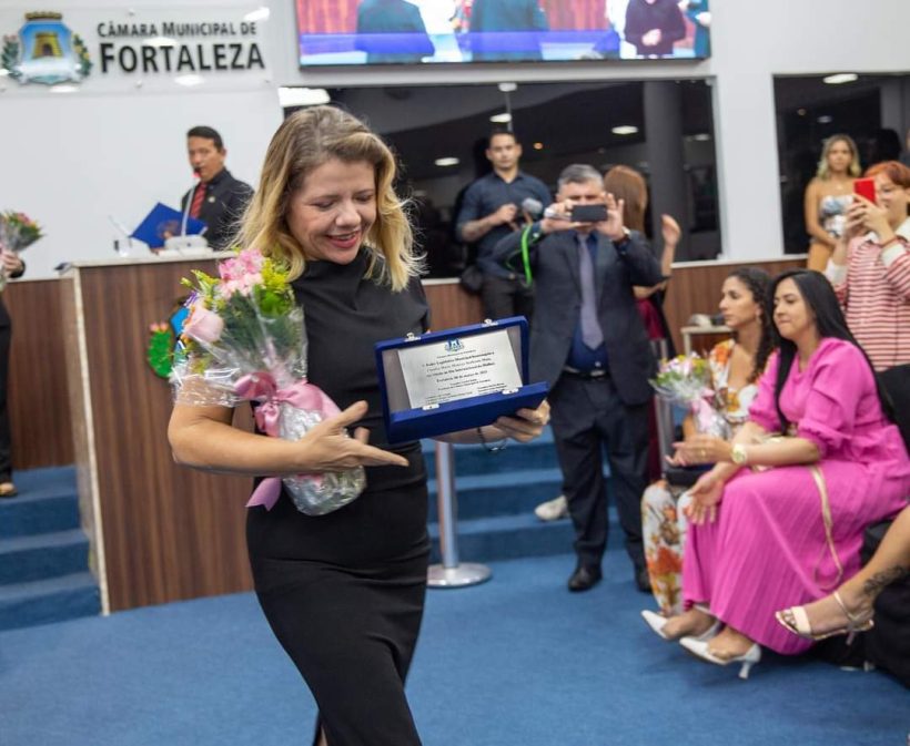 Chefe de gabinete do Sistema Fecomércio, Cláudia Brilhante, é homenageada na Câmara de Fortaleza