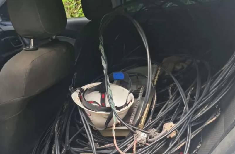 Polícia apreende 100 metros de fios com dupla de suspeitos em Cascavel