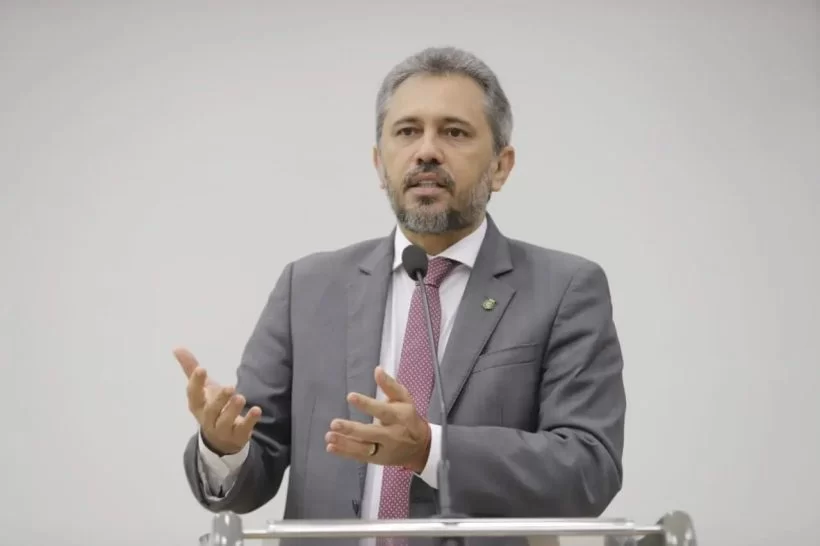 Elmano prevê anunciar reajuste no piso salarial dos professores "nas próximas semanas"