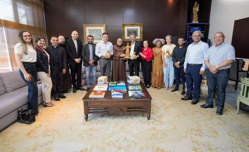 Elmano se reúne com representantes das paróquias de Canindé e Juazeiro no Abolição