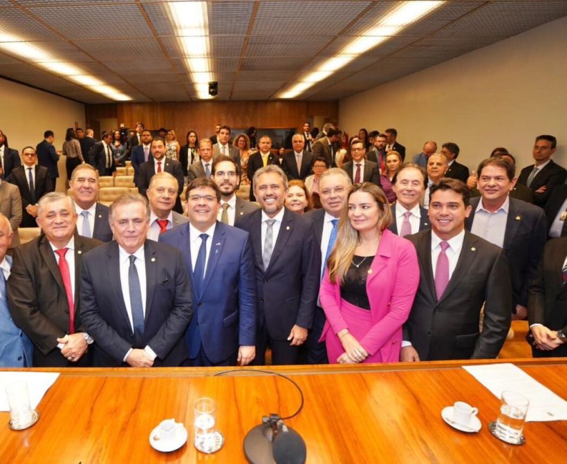 Eunício Oliveira convida Cid e Ivo Gomes para se filiarem ao MDB
