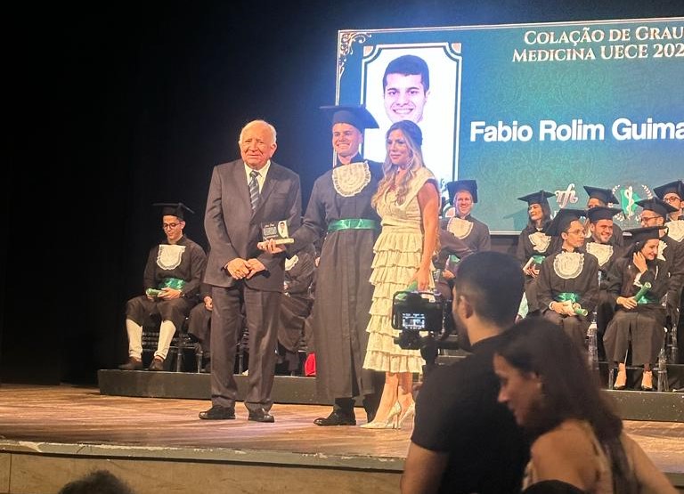 Waldeney Rolim prestigia formatura em Medicina do neto Fábio Rolim na UECE