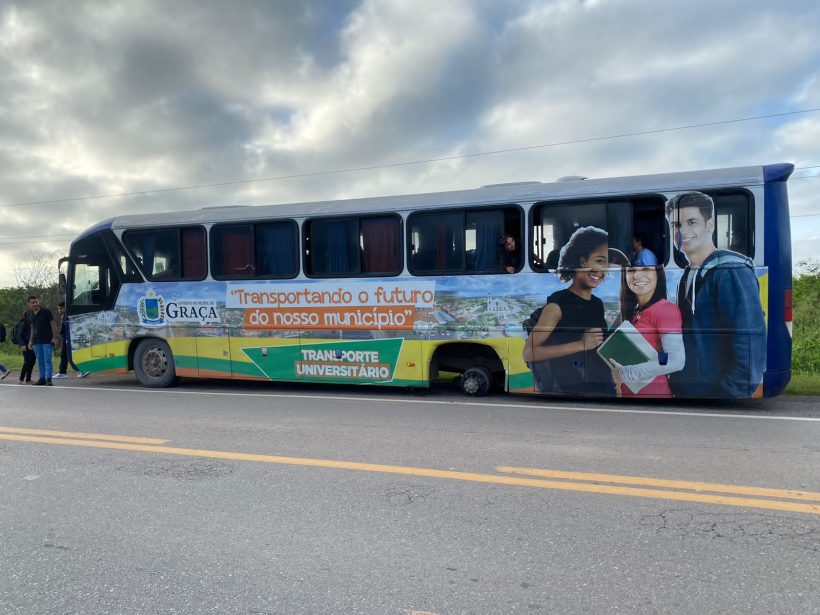 Roda de ônibus da Prefeitura de Graça que levava alunos escapa do veículo em movimento