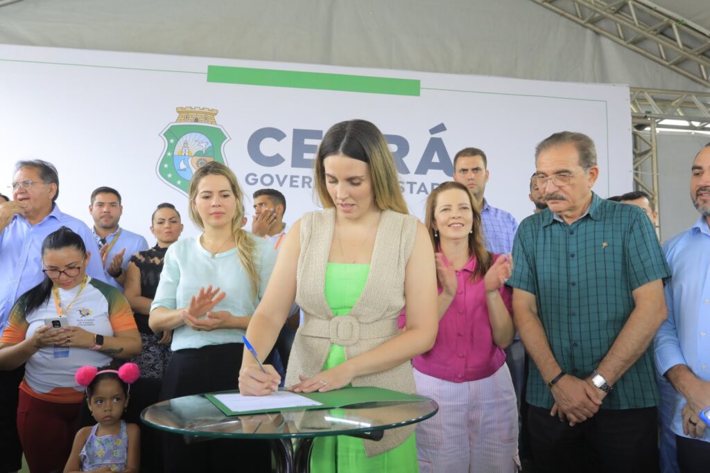 Jade Romero assina ordem de serviço para construção da Casa da Mulher, em Crateús. (Foto: José Wagner/Governo do Ceará)