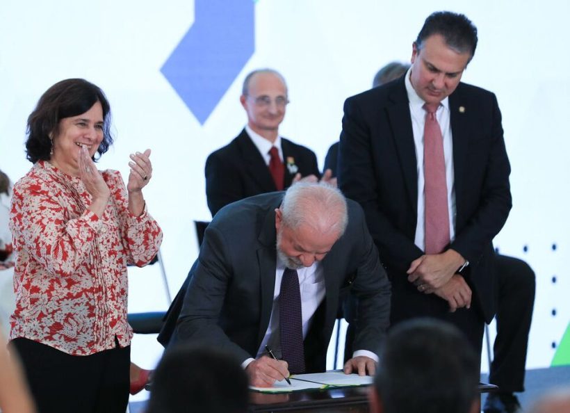 Governo Lula retoma programa Mais Médicos com abertura de 15 mil novas vagas