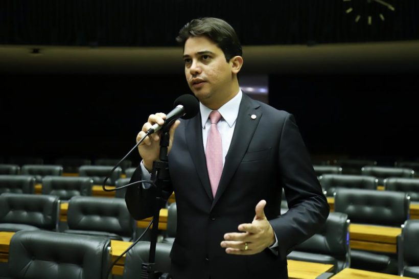 Júnior Mano destina R$ 2 milhões para Russas e município inicia pavimentação asfáltica