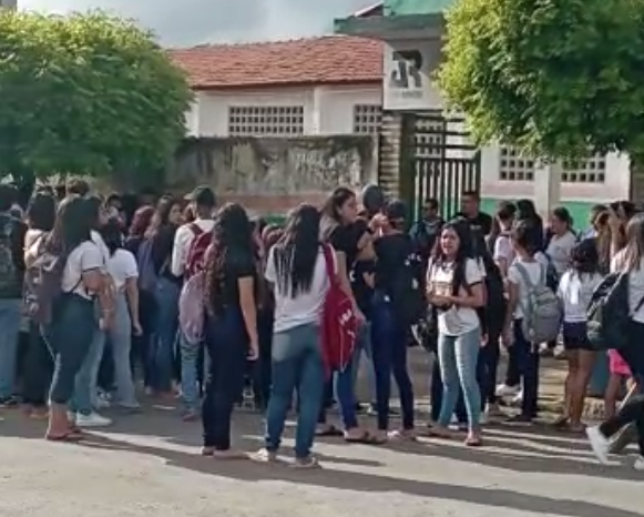 Alunos se juntam para participar de protesto contra professores acusados de assédio a alunas