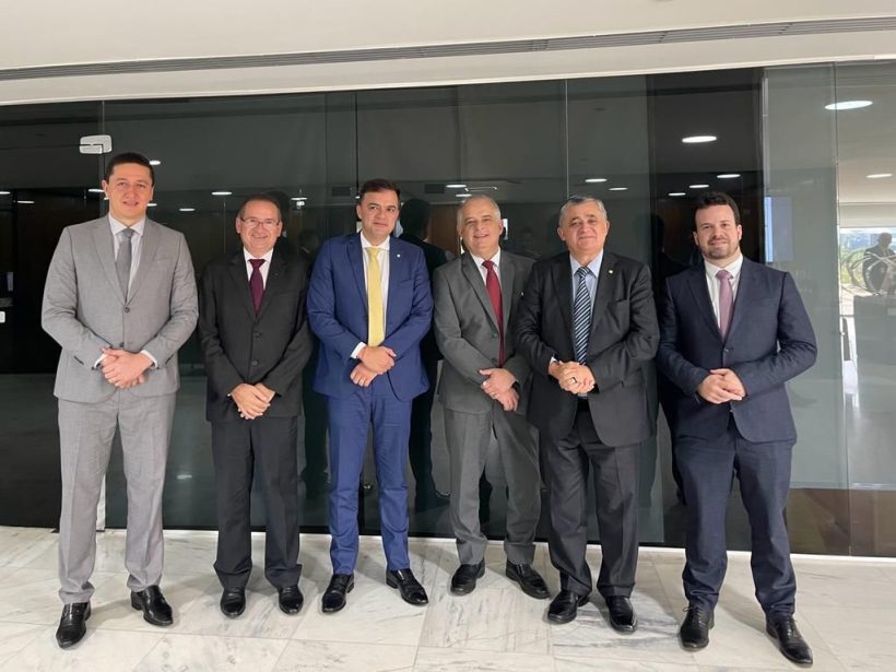 Prefeitos do Crajubar debatem ampliação de voos no Cariri em reunião com ministro