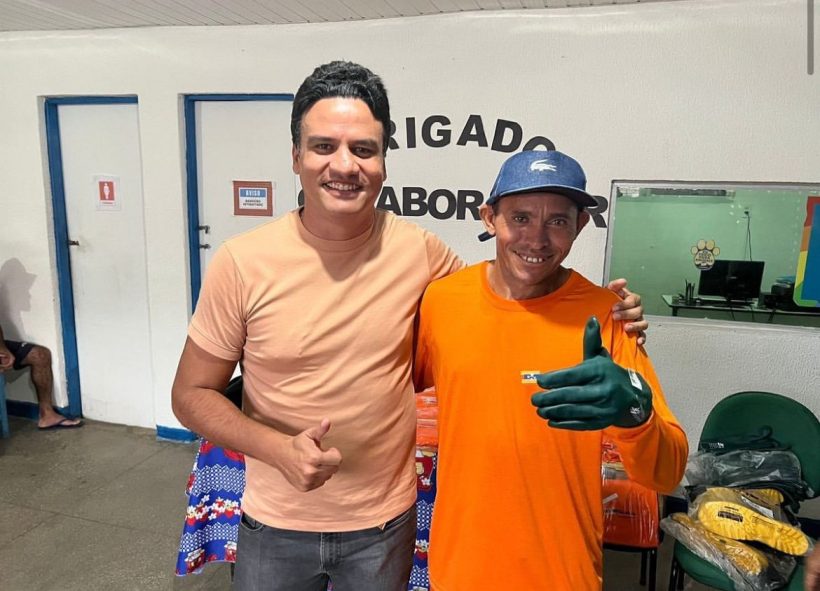 Vice-prefeito de Pacatuba distribui novo uniforme para profissionais de limpeza