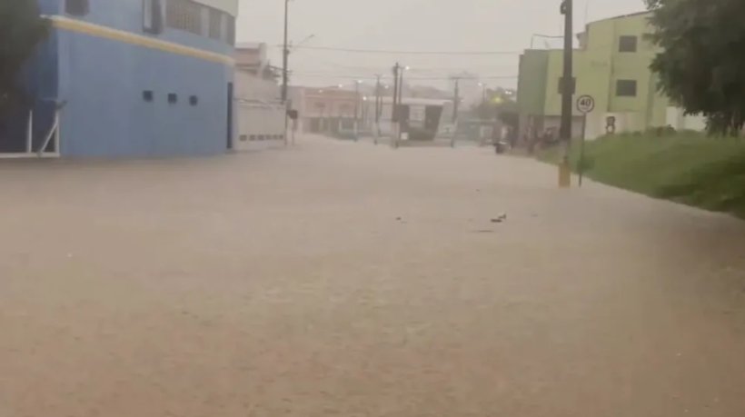 Forquilha volta a registrar temporal e ruas e residências são invadidas pela água