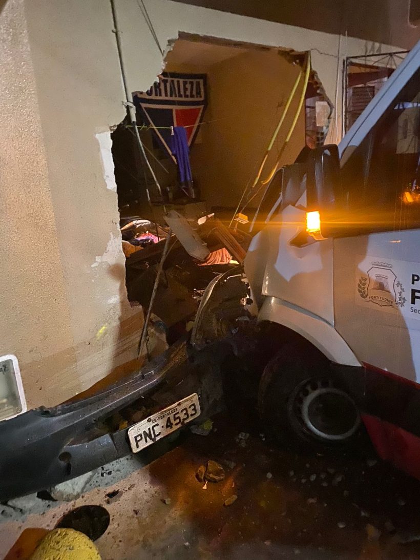Ambulância do Samu colide contra muro de residência no bairro Bela Vista
