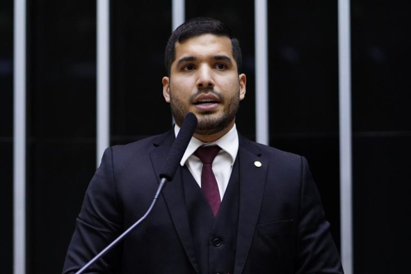 André Fernandes chora durante sessão e demonstra medo de ser preso