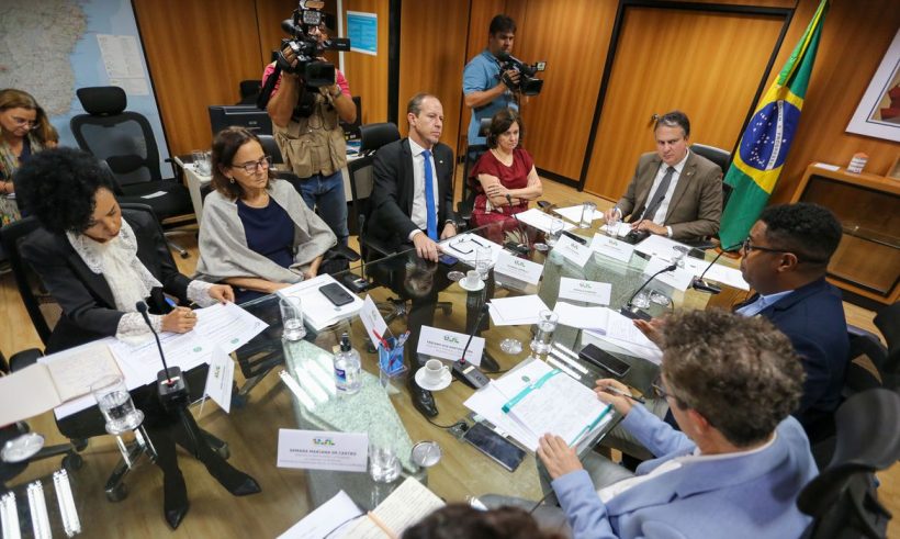 Governo estuda criar disque denúncia contra violência nas escolas