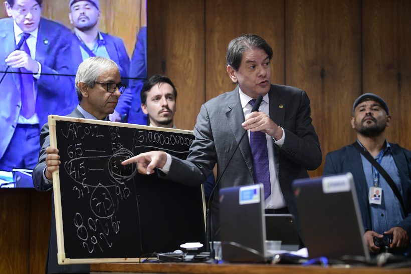 Cid ataca presidente do Banco Central para tentar reaproximação com Lula