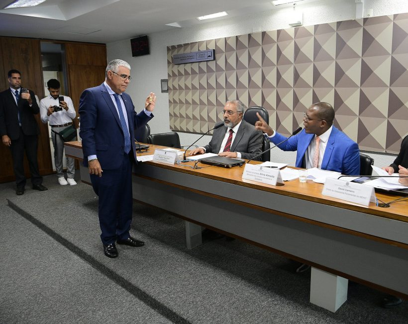 Eduardo Girão leva bronca de ministro ao tentar entregar feto de plástico