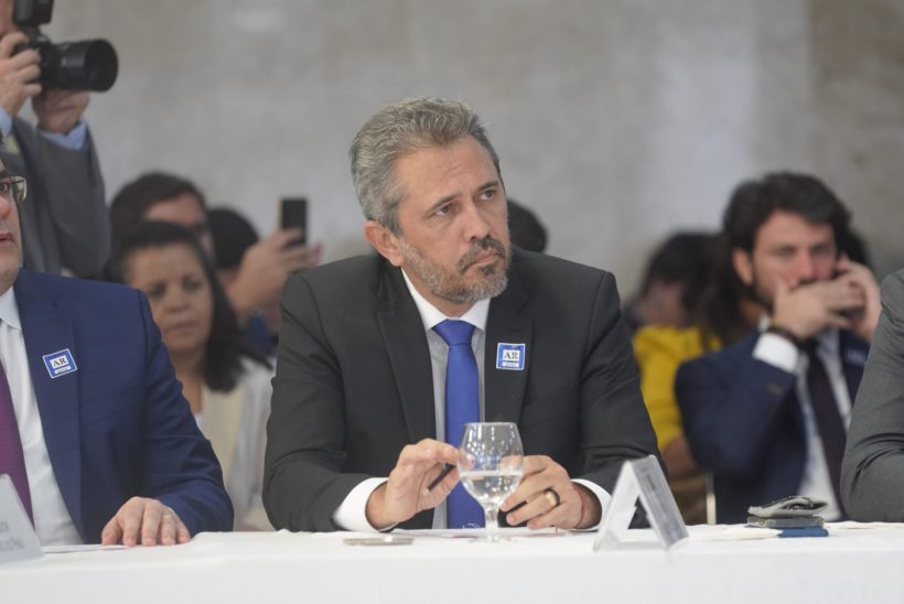 Elmano participa de reunião sobre enfrentamento à violência nas escolas