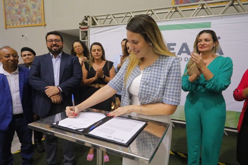 Jade Romero assina termo que garante vagas de trabalho para mulheres vítimas de violência