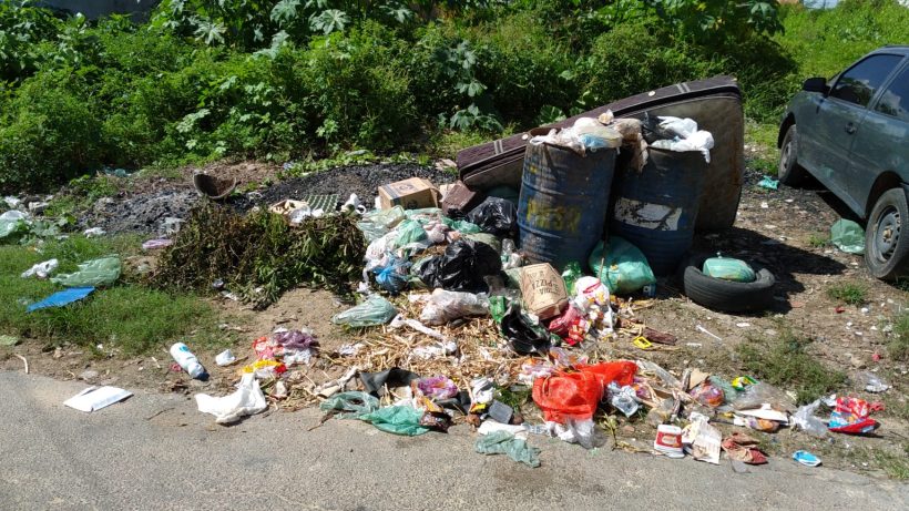 Sem prefeito há mais de um dia, lixo começa a tomar conta das ruas de Santa Quitéria