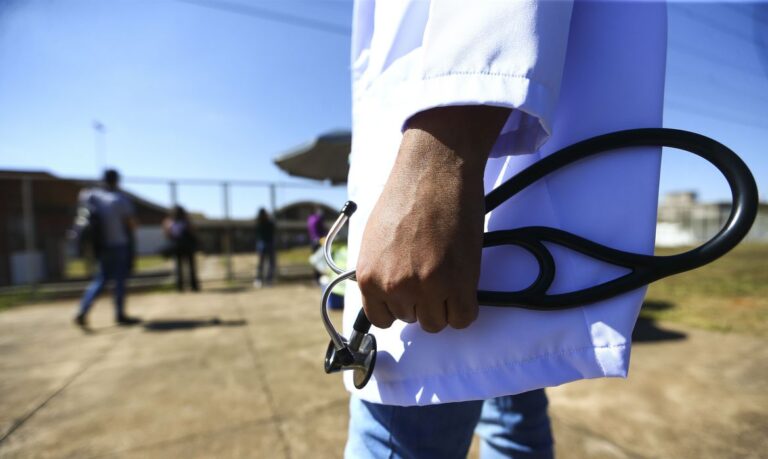 Sindicato dos Médicos do Ceará denuncia município de Aracati por débito com salários da categoria