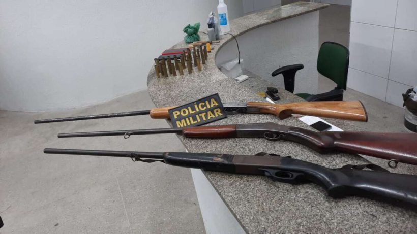 PMCE apreende três espingardas escondidas em residência na zona rural de Itapipoca