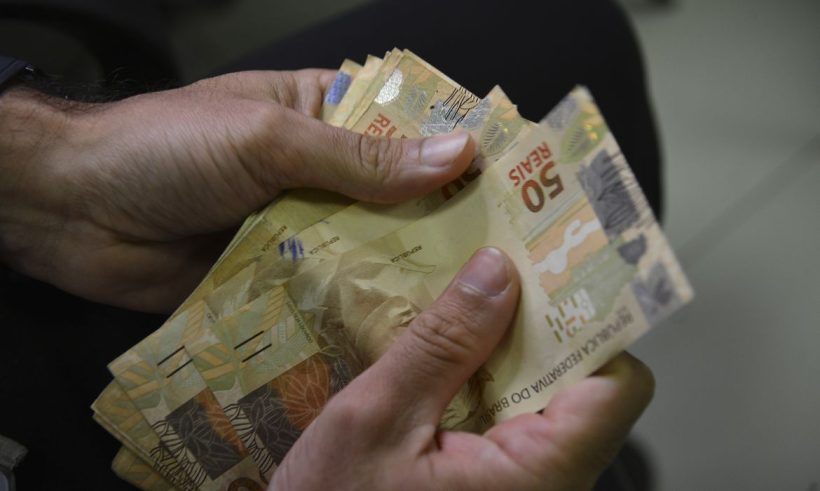 Salário mínimo deverá subir para R$ 1.741 em 2027