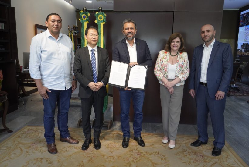 Governo cearense fecha parceria com grupo chinês que deve investir R$ 1,8 bi em parque solar