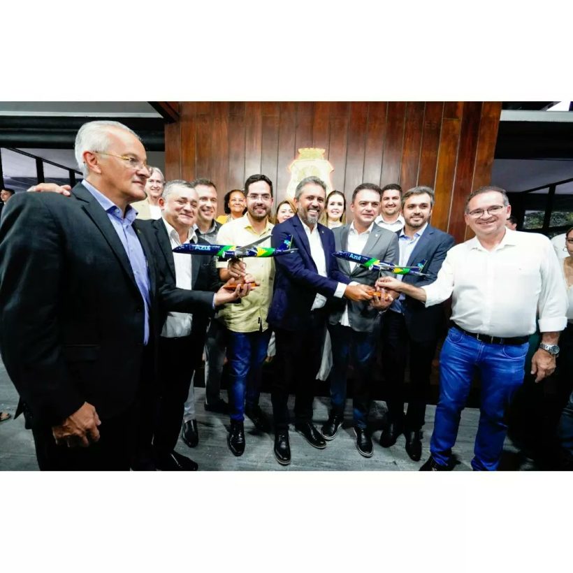 Elmano comemora retomada de voos entre Juazeiro e Fortaleza ao lado de Giovanni Sampaio