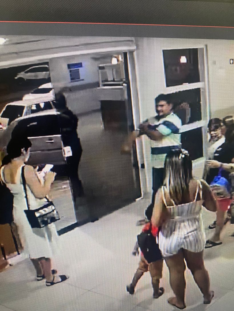 Homem tenta atropelar atendentes de clínica após não conseguir atendimento