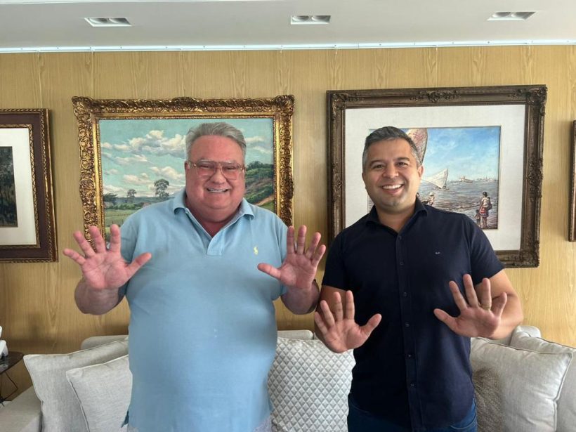 Presidente do Republicanos, Chiquinho Feitosa, ao lado do prefeito de Mombaça, Orlando Filho. (Foto: reprodução/Instagram)