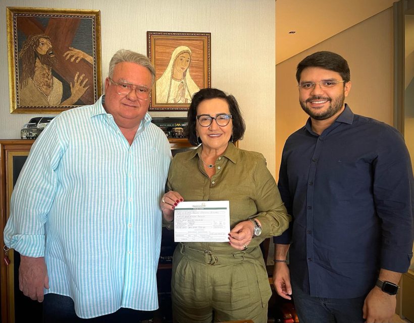 Prefeita de Canindé, Rozário Ximenes, se filia ao Republicanos