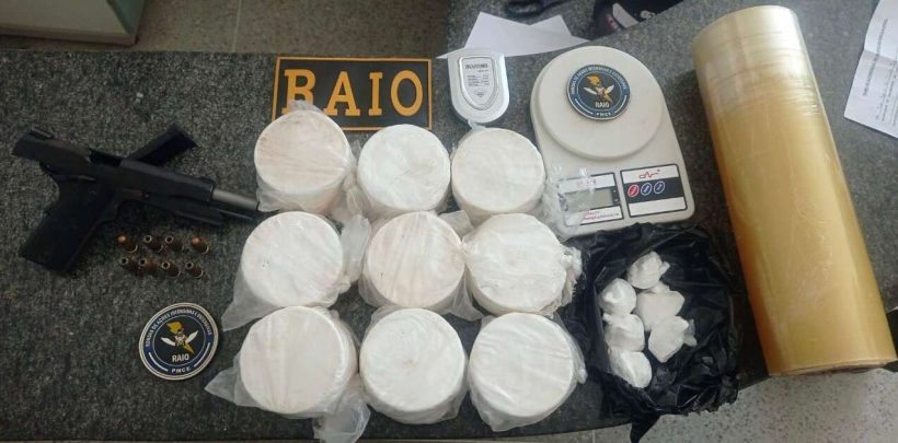 Homem é preso pela Polícia Militar com pistola e 4,6 kg de cocaína