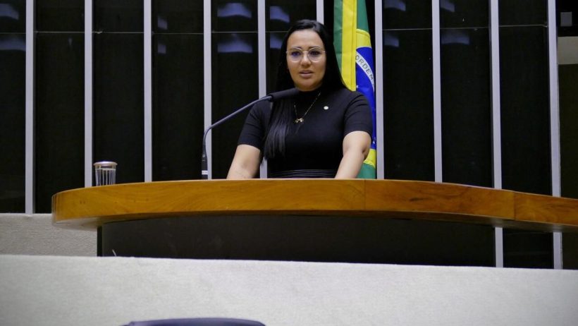 Dayany Bittencourt quer incluir o ensino de LIBRAS nas escolas