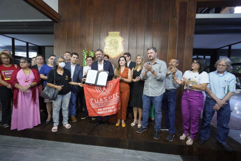 Governador Elmano anuncia reajuste de 5,8% aos servidores do Estado