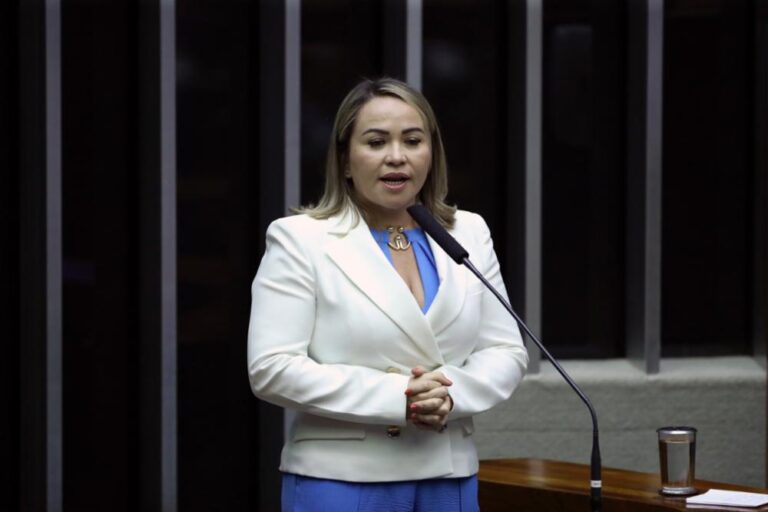 Enfermeira Ana Paula toma posse na Câmara em articulação de Cid Gomes
