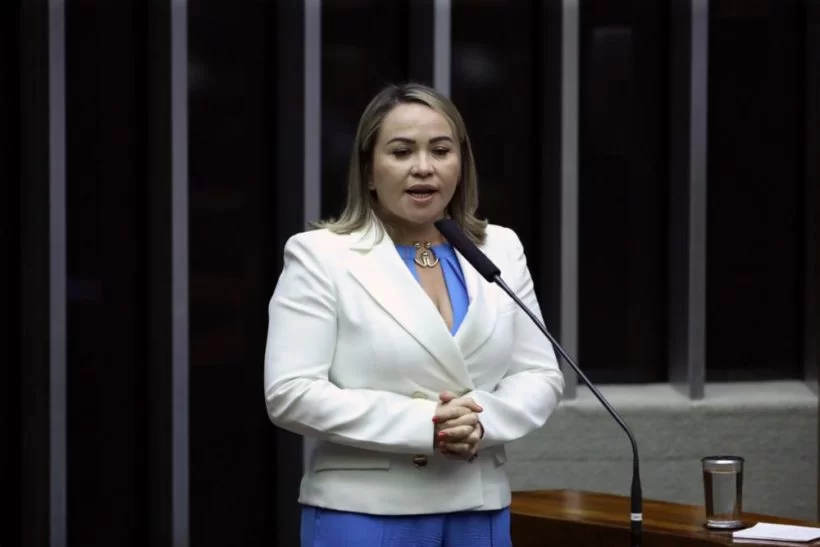 Enfermeira Ana Paula toma posse na Câmara em articulação de Cid Gomes