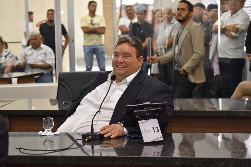 Vereador Vanderlan Alves defende prefeito Vitor Valim pela venda de 35 terrenos