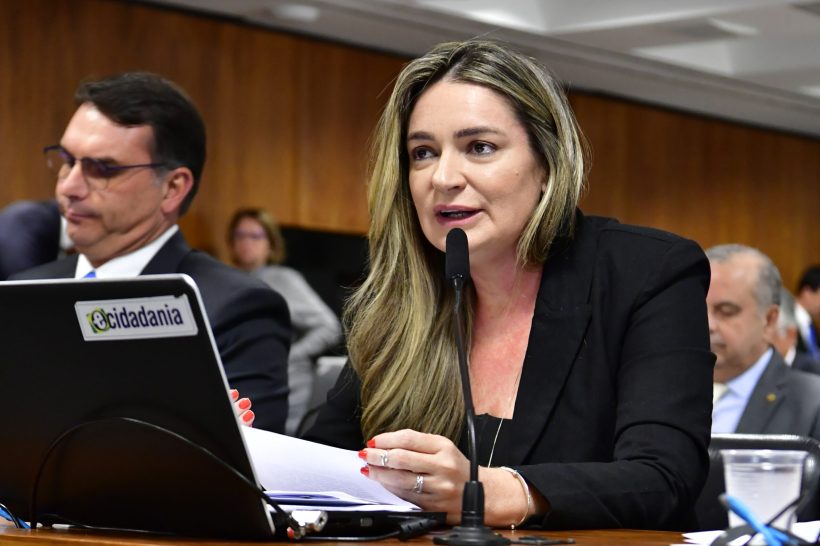 Augusta Brito questiona sobre feminicídio e defesa democrática em sabatina