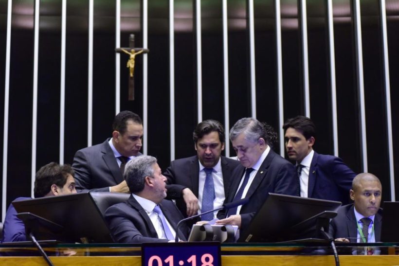 Veja quais deputados votaram a favor do PL que prevê prisão para quem discriminar políticos